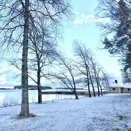 Alpehytte Moekki Meren Laeheisyydessae *